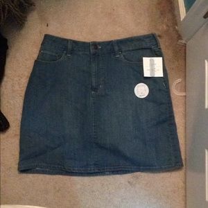 Mid-rise distressed skort